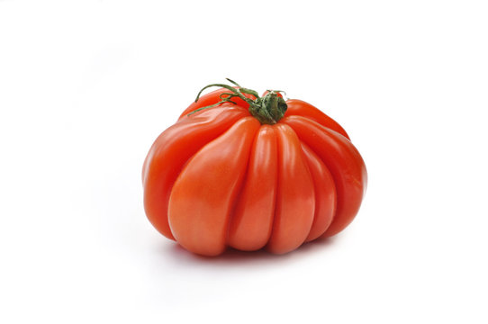 belle tomate c&oelig;ur de b&oelig;uf isol&eacute;e sur fond blanc 