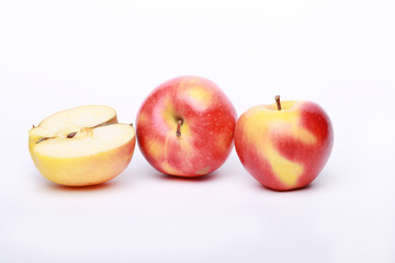 Naklejka na ściany i meble спелые яблоки на белом фоне