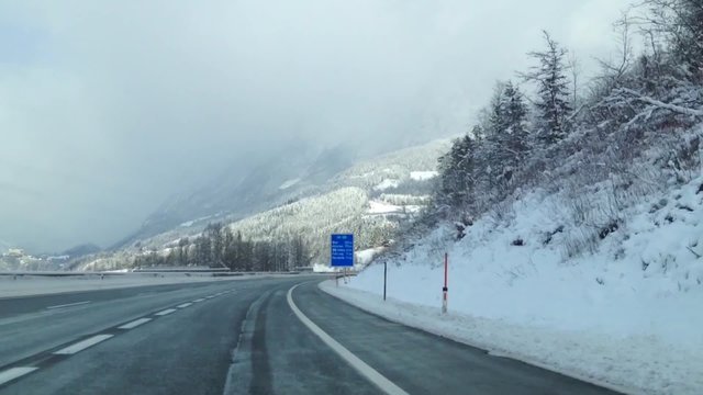 Winter Schneefall Schneematsch Wintereinbruch Stra&szlig;engl&auml;tte Autobahn &Ouml;sterreich, salzburg
 