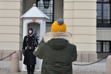 Royal Guard guarding Royal Palace in Oslo - Norway - obrazy, fototapety, plakaty