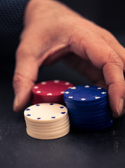 Hand setzt alles, Pokerchips, Split toning, retro look.