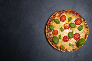 Pizza na kamiennym tle