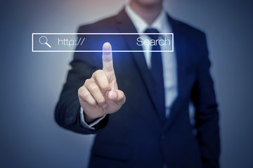 Obraz premium business man clicking internet search page on computer touch scr