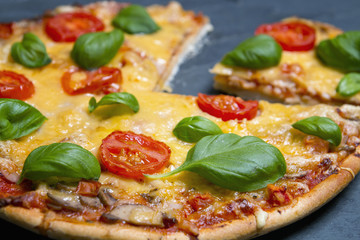 Pizza na kamiennym tle