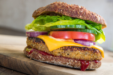 Quinoa Burger vegetarisch und vergan