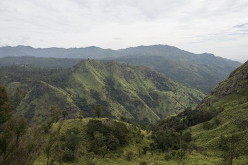 Paisaje de montañas verdes con picos en Ella, Sri Lanka. 