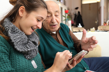 Insegnare ai nonni l'uso dello smartphone