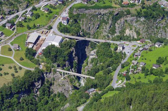 Straßenbau im Mattertal Wallis-Schweiz - die Straße von Visp nach Zermatt und Saas Fee