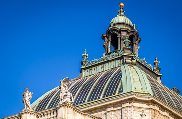 Dach des Landgerichtes in München bei klarem Himmel