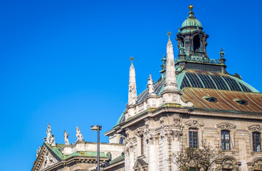 Dach des Landgerichtes in München bei klarem Himmel