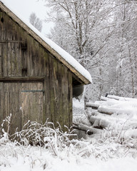 Verschneite Hütte im Wald