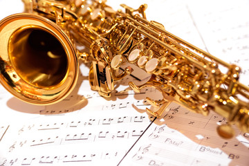 Obraz premium saxophone,partitions et improvisation