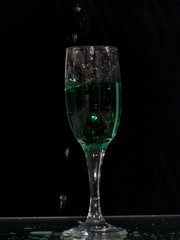 брызги безалкогольного коктейля, безалкогольный коктейль, безалкогольный, вода, минеральная вода, вода  с сиропом, всплески, жидкость, вода, зеленый, содовая, бокал, фужер, лить, льется