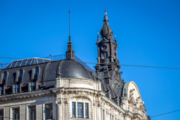 Obraz premium Dach des Landgerichtes in München bei klarem Himmel