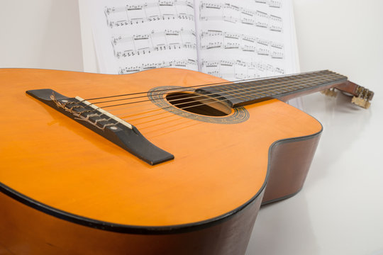 Klassische Akustikgitarre mit Notenheft