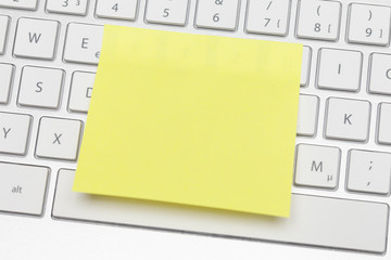 Gelber Klebezettel auf Tastatur