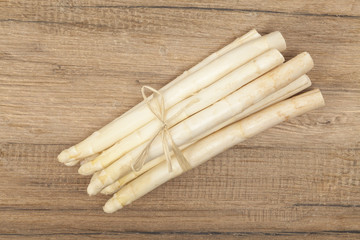 Weißer Spargel auf Holz