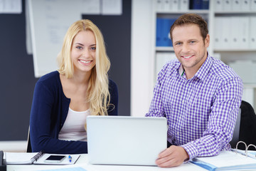 junges erfolgreiches business-team am schreibtisch im büro