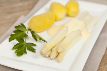 Weißer Spargel auf Teller