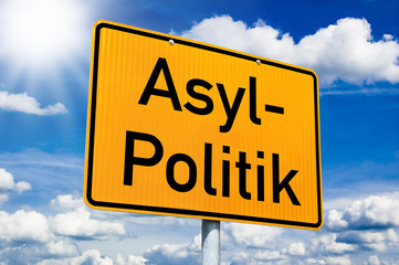 Schild mit Asylverfahren und Asylpolitik