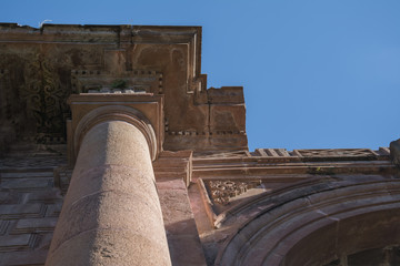 Una columna de la entrada del templo inconcluso la Preciosa Sangre en Mascota Jalisco.