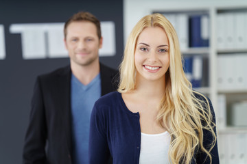 zwei kollegen im büro