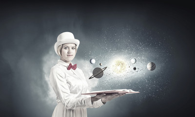 Naklejka premium Pretty woman studying astronomy