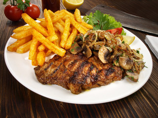 Steak vom Grill mit Pommes Frites
