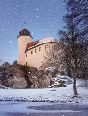 verschneite burg rabenstein im winter in chemnitz, sachsen