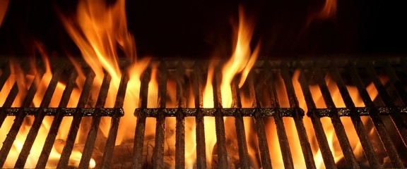 Barbecue au charbon de bois flamboyant chaud vide avec Isol de flamme lumineuse