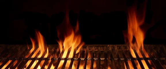 Fotobehang Grill / Barbecue Lege hete vlammende houtskoolbarbecue met heldere vlam Isol