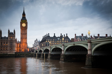 Fototapeta na wymiar Big Ben Clock Tower and Parliament house at city of westminster,