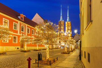 Obraz premium Cathedral of St. John at Cathedral Island or Ostrow Tumski at christmas night in Wroclaw, Poland