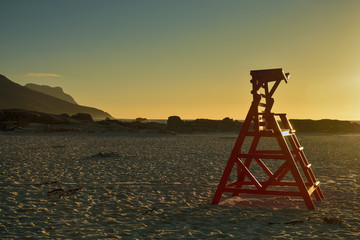 Cape Town-Strand von Camps Bay mit leerem Rettungsturm zum Sonnenuntergang