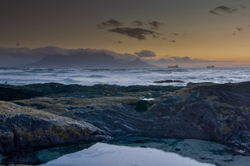 Kapstadt-Blick zum Tafelberg nach Sonnenuntergang
