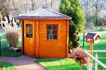 Gartenhaus an kaltem Wintertag
