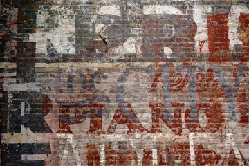 Alte Backsteinwand / Eine alte Backsteinwand einer Ruine und Hauses mit verblichenen Schriftzeichen...