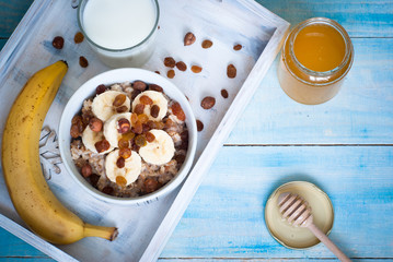 Oatmeal with bananas, raisins and honey