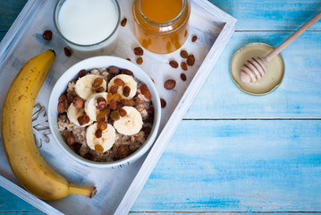 Oatmeal with bananas, raisins and honey