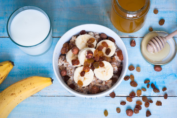 Oatmeal with bananas, raisins and honey
