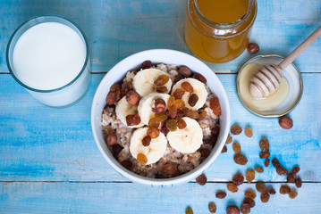 Oatmeal with bananas, raisins and honey
