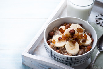 Oatmeal with bananas and raisins