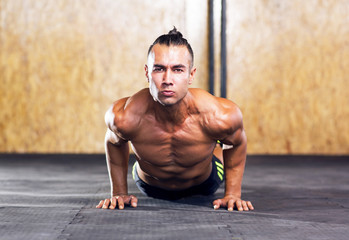 Obraz premium Young muscular man in gym