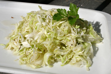 organisch lifestyle krautsalat hölzern modern closeup beilage coleslaw wildkräuter