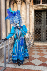 Fototapeta na wymiar Lady on a blue costume at Venice carnival