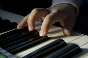Fototapeta na wymiar kids hands play piano