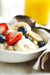 Oatmeal with berries