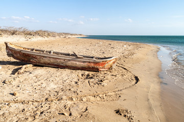 Obraz premium Boat on a coast of La Guajira peninsula, Colombia
