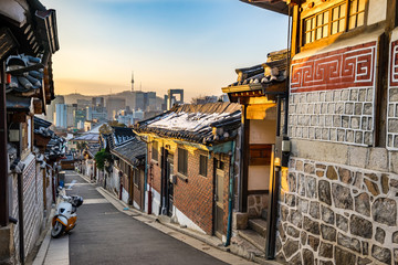 Naklejka premium Wioska Bukchon Hanok w Seulu w Korei Południowej