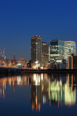 Obraz na płótnie Canvas 夕暮れの淀川と大阪キタの街並み 